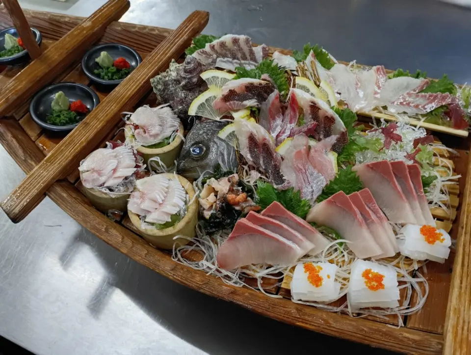 満帆荘の新鮮な海鮮舟盛り・刺身盛り合わせ