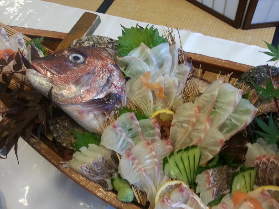 満帆荘の新鮮な海鮮舟盛り(お料理トップ)
